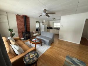 Cozy 4 Season Cottage in Sauble Beach, Near Beach, River & Trails