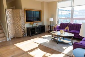 Stay Like A Boss- Penthouse-Views- Convention Center- Free Parking