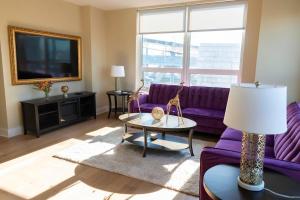 Stay Like A Boss- Penthouse-Views- Convention Center- Free Parking