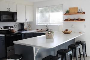 Bright Modern Retreat Near JBLM & Downtown Tacoma