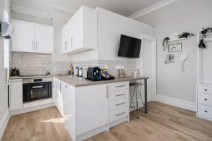 Beachfront Compact Coastal Crib, DIRECT Sea Views & Air Conditioning