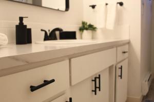 Bright Modern Retreat Near JBLM & Downtown Tacoma