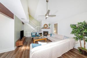 Pond-view, accessible, pet friendly home with EV plug close to beach, TPC, Mayo Clinic