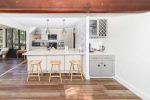 Pond-view, accessible, pet friendly home with EV plug close to beach, TPC, Mayo Clinic