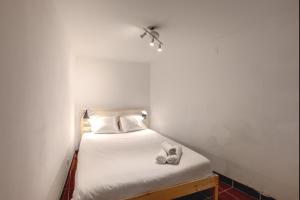 Alfama Tiny by Homing