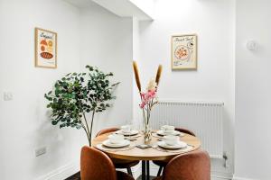 Nottingham City Centre 2-Bed Apartment - Dedicated Workspace and Terrace