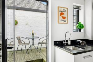 Nottingham City Centre 2-Bed Apartment - Dedicated Workspace and Terrace