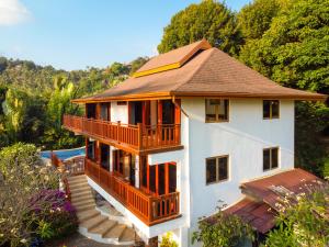 Villa Vadee - Entire Private Villa, 4 Bedrooms, Large Swimming Pool, Ocean View