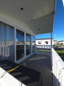The Retreat Lighthouse - Lido Beach Prestatyn