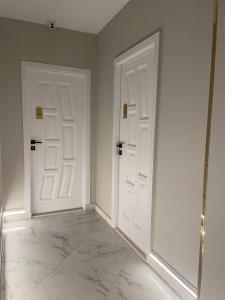 Golden mask pyramids inn