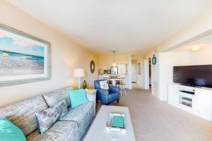 First-floor condo overlooking the courtyard with shared poolshot tubtennis