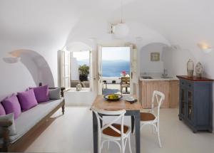 Elegant Suite with Caldera View