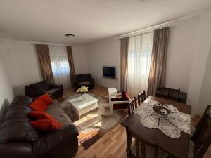 Large Three-Bedroom Apartment 2 Min from Airport