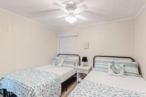 Third-Floor Condo Overlooking the Courtyard wOcean Views, Shared Outdoor Pool