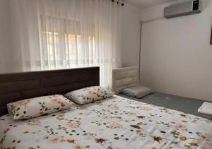 Rooms With Lake View and Balcony & Free Parking