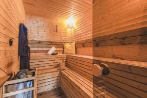 Relax 2BDR with Sauna, Hot Tub and Cinema