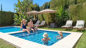 VACATION MARBELLA I Villa Birkin, Heated Pool, Gated Community, Andalusian Style, GYM, Cine, Golf Valley, 6 min Puerto Banus