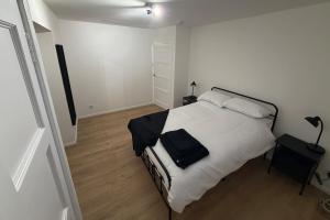 Spacious 2 bed apartment with off street parking