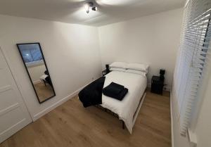 Spacious 2 bed apartment with off street parking