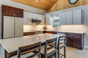 Sauna and Game Room! Tranquil Retreat on Grace Lake