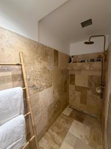 Renovated two-bedroom apartment in center of Cannes - station and beach nearby