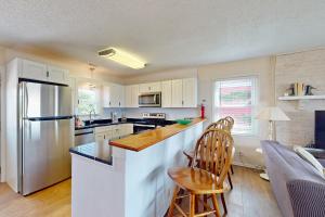 Charming coastal dog friendly apartment near the beach