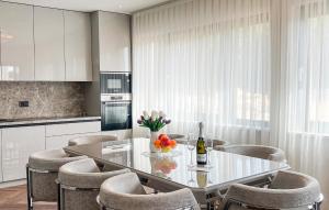 3 Bedroom Cozy Apartment In Rovinj