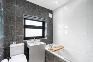 Modern 5 Bedroom House in Hove, Sleeps 8, Van & Car Parking, EV Plug