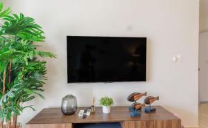 Private picuzzi in a NEW condo with private beach