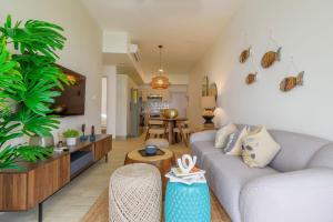 Private picuzzi in a NEW condo with private beach