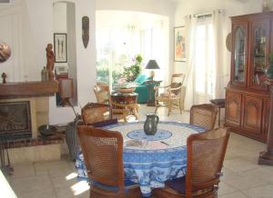 Villa avec jardin et piscine - au pied de la colline