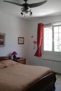 Villa avec jardin et piscine - au pied de la colline