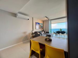 Apartamento alto padrão com vista mar na Barra