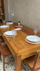 Thali House com Varanda Gourmet e churrasqueira, Piscina, 950M da praia, WiFi, AC, 2 vagas para carro