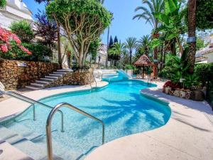 Beachside Apartment with Jacuzzi & Pool