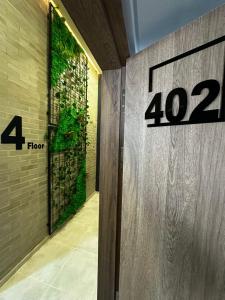 SkyView Studio 402 Premium Level & Top Views Smart Check-in