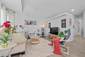 Spacious & Comfy Upper Floor 3BR Suite in Detached House