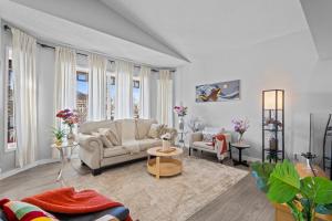 Spacious & Comfy Upper Floor 3BR Suite in Detached House