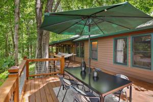The Stargazer luxury cabin, hot tub, Mountain Views, pet friendly and peaceful!