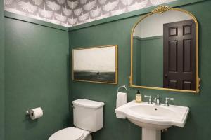 Cozy Wicker Park Home with Movie Room