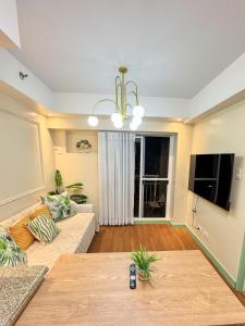 Queen Bed with 1 Bedroom near Ayala mall Cloverleaf Balintawak