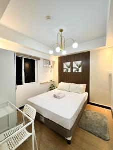 Queen Bed with 1 Bedroom near Ayala mall Cloverleaf Balintawak