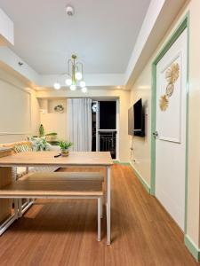 Queen Bed with 1 Bedroom near Ayala mall Cloverleaf Balintawak