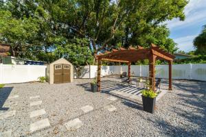 Cozy bungalow with Luxe Yard, Firepit, Pergola Area