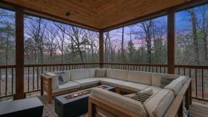 Cozy Broken Bow Hot Tub BBQ Ping Pong