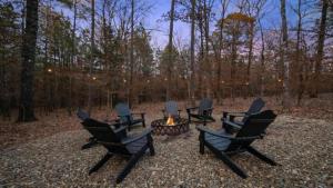 Cozy Broken Bow Hot Tub BBQ Ping Pong