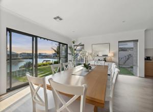 Mariners Cove Luxury Canal Home- Mandurah