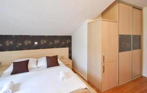 Lovely Apartment In Podstrana With House Sea View