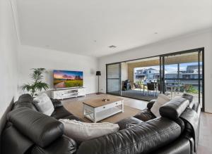 Mariners Cove Luxury Canal Home- Mandurah
