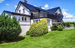 Beautiful Apartment In Chmielno With Wifi